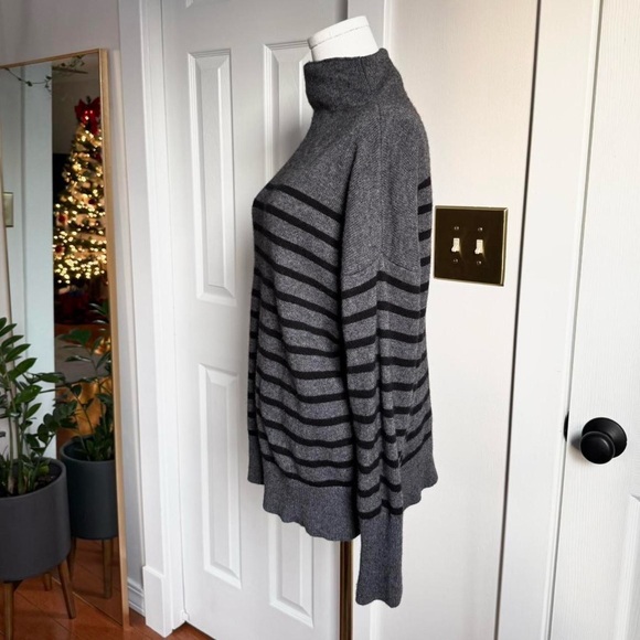 The Reset R Label Striped Sweater - Picture 4 of 8